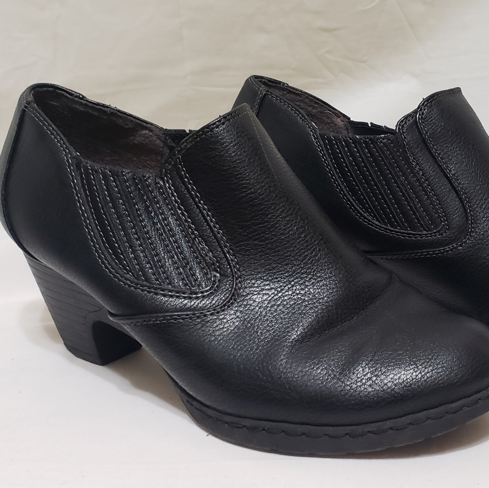 Women's wide width ankle booties